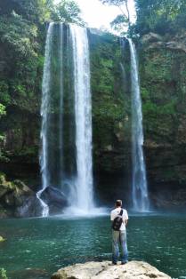 Admirando a bela cachoeira de Misol-Ha, próxima à Palenque, em Chiapas, no sul do México